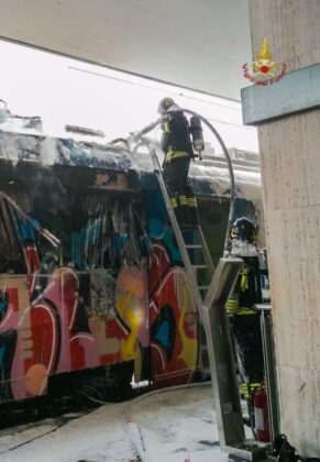 A fuoco locomotore alla Spezia, fiamme spente dai VVF