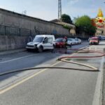 Fiamme su furgone abbandonato in via Perlasca