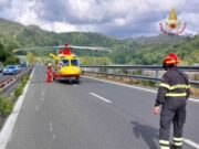 Incidente A12, cade in moto: soccorso con l’elicottero