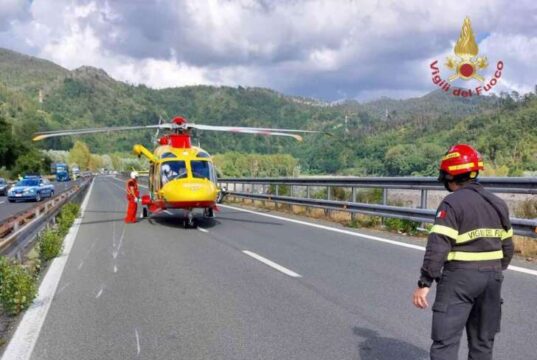 Incidente A12, cade in moto: soccorso con l’elicottero