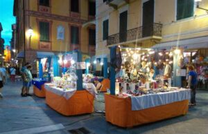 Loano, in piazza Massena il mercatino degli artigiani e degli artisti Loano