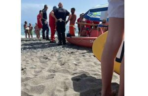 In mare in stato di ebbrezza, i bagnini lo portano a riva In mare in stato di ebbrezza, i bagnini lo portano a riva