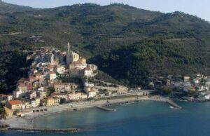 Cervo è poesia: Ungaretti e Montale sul sagrato dei Corallini Cervo è poesia: Ungaretti e Montale sul sagrato dei Corallini