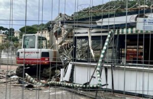 Recco, iniziata demolizione del bar in lungomare Bettolo. Opera abusiva