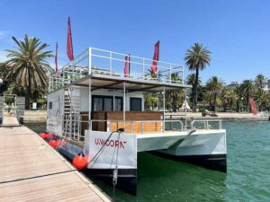 Unicorn-Bar galleggiante nel Golfo dei Poeti a La Spezia