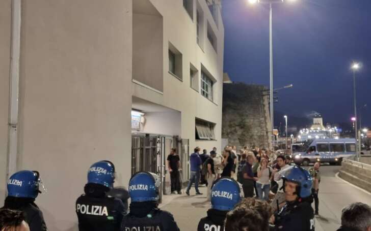 Convegno della Lega al Cap, l’irruzione dei portuali del Calp