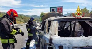 Auto a fuoco in A12, fiamme spente dai VVF