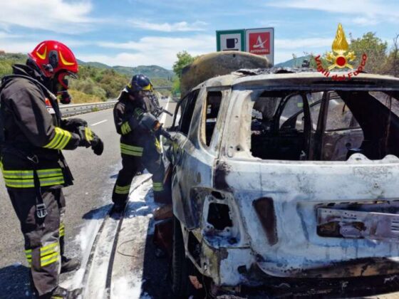 Auto a fuoco in A12, fiamme spente dai VVF