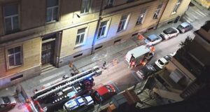 Cornicione cade da una scuola a San Fruttuoso, intervengono i VVF