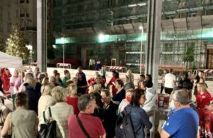 Spezia, piazza Verdi si colora per beneficenza con la cena tricolore della Croce Rossa Spezia, Piazza Verdi si colora per beneficenza con la cena tricolore della Croce Rossa