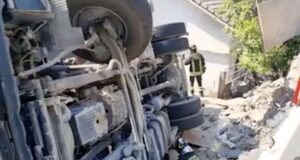 A Sanremo camion parcheggiato si ribalta