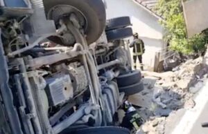 A Sanremo camion parcheggiato si ribalta A Sanremo camion parcheggiato si ribalta