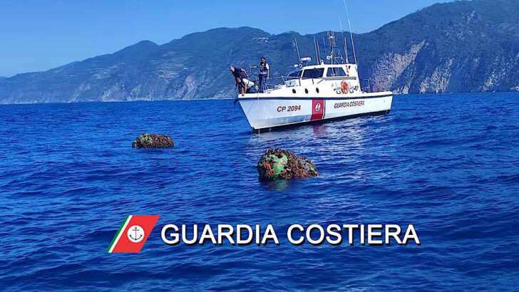 Capitaneria di porto recupera a Portovenere boe e catene abbandonate