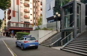 Trovati con bici e computer rubati: nei guai due stranieri La Spezia, la polizia arresta ladro seriale marocchino