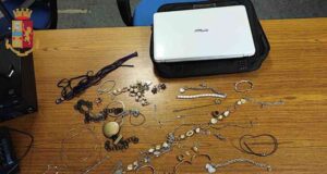 Topo d’appartamento ruba in una casa, ma arriva il proprietario