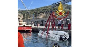 Barca a vela semi affondata a Portovenere recuperata dai VVF