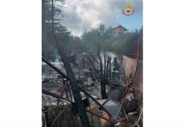 Piani di Fregoso, a fuoco baracca: fiamme spente dai VVF