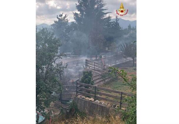 Piani di Fregoso, a fuoco baracca: fiamme spente dai VVF