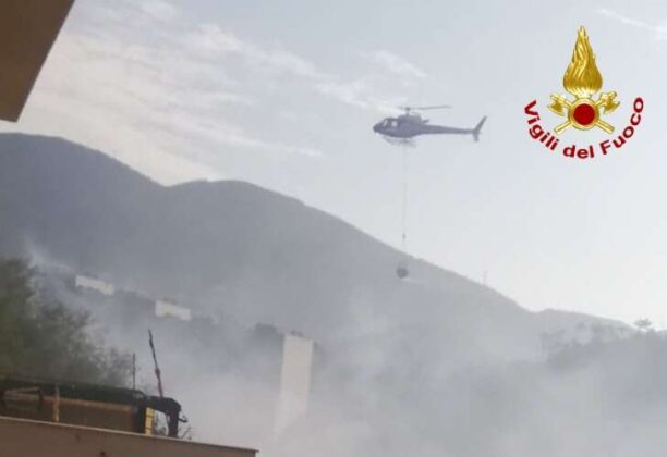 Incendio nella collina alle spalle di Genova Pra’