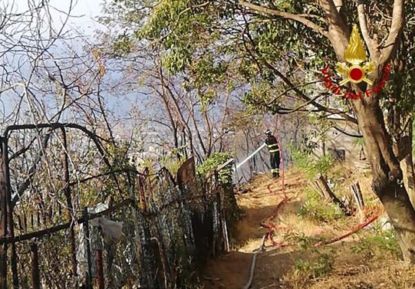 Incendio nella collina alle spalle di Genova Pra’