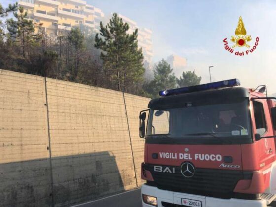 Incendio nella collina alle spalle di Genova Pra’