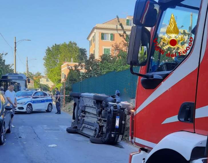 Incidente a Rivarolo, auto finisce su un fianco