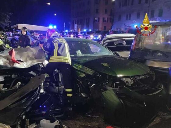 Incidente nella notte in via Casaregis, Ferrari contro auto e dehors