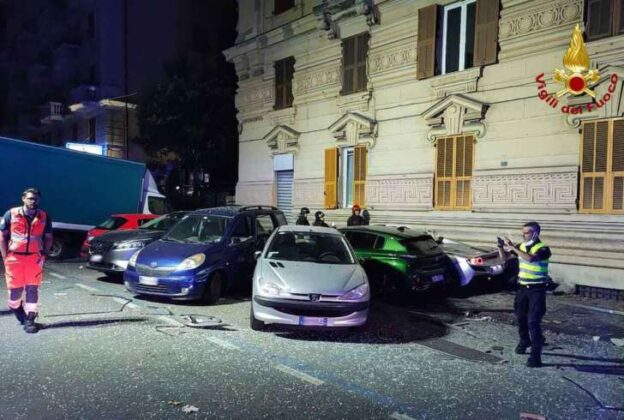 Incidente nella notte in via Casaregis, Ferrari contro auto e dehors