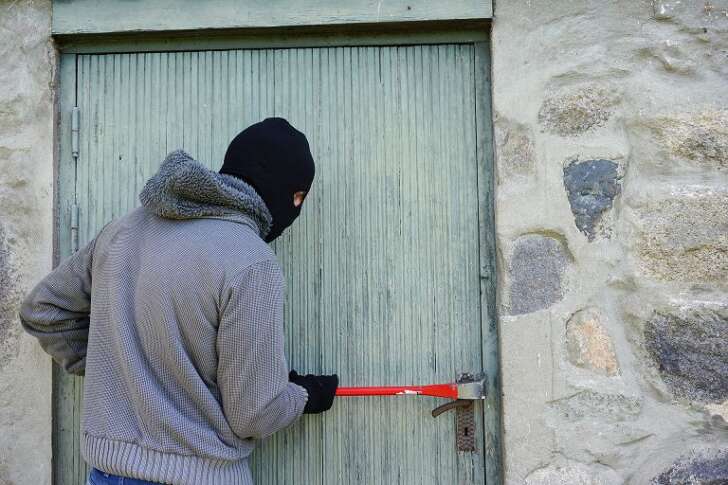Ancora troppi furti e rapine nelle abitazioni: 500 al giorno, 20 l’ora, uno ogni 3 minuti, ecco come adottare le contromisure adeguate Ancora troppi furti e rapine nelle abitazioni: 500 al giorno, 20 l’ora, uno ogni 3 minuti, ecco come adottare le contromisure adeguate