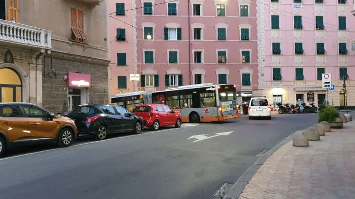 Auto blocca bus in via del Commercio a Nervi, disagi