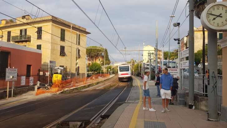 Caos treni nel levante genovese, ritardi oltre un'ora