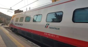 Caos per i treni nel levante genovese, ritardi oltre un ora: pendolari infuriati