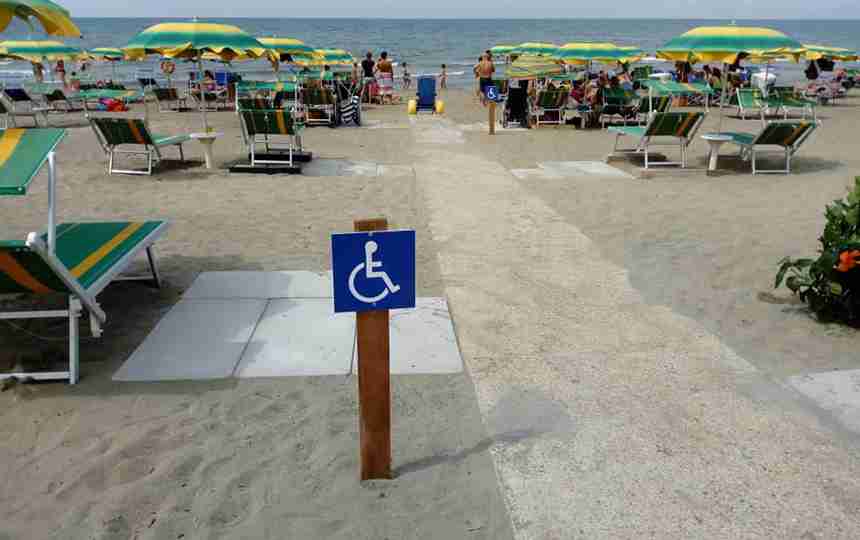 Spiagge: un protocollo d’intesa tra Comune, Municipi, associazioni e Consulta dei disabili per l’accessibilità del litorale