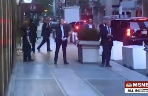 L’FBI a casa dell’ex presidente Donald Trump L’FBI a casa dell’ex presidente Donald Trump