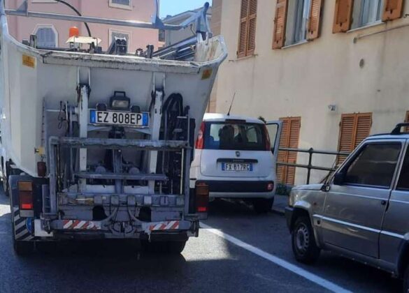 Bus tampona mezzo raccolta rifiuti in corso Europa, sul posto i soccorsi