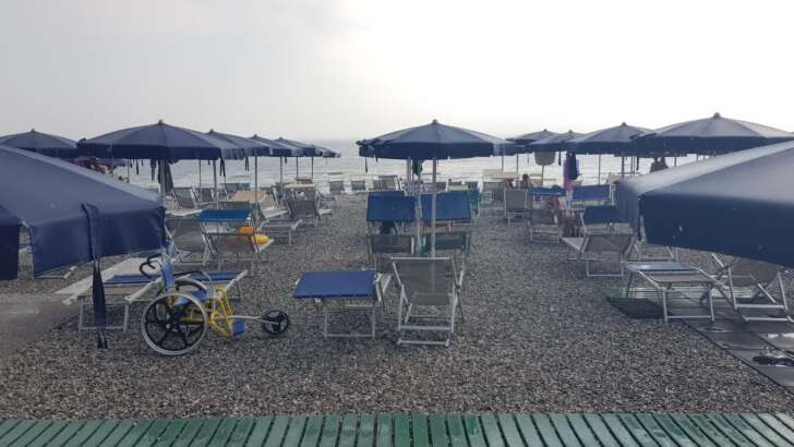 Sori, anche oggi l'appuntamento la pioggerellina estiva in spiaggia