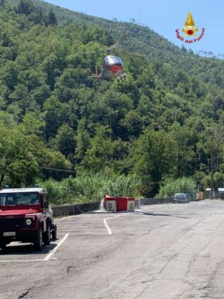 Incendio in Val Graveglia, in azione elicottero e canadair