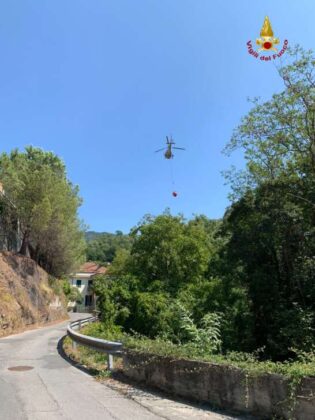 Incendio in Val Graveglia, in azione elicottero e canadair