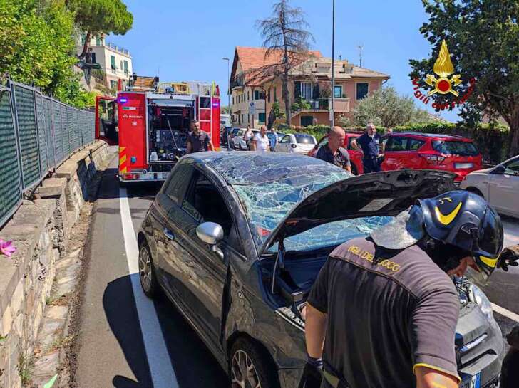 Bogliasco, auto si cappotta sull’Aurelia: donna estratta dai VVF