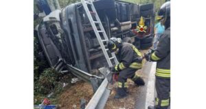 Carrodano, camion si ribalta: autista estratto dai Vigili del fuoco