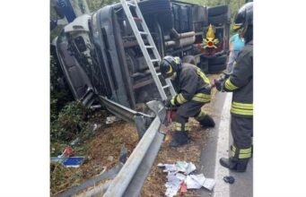Carrodano, camion si ribalta: autista estratto dai Vigili del fuoco