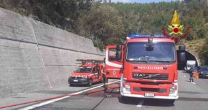 A10, rimorchio prende fuoco: fiamme spente dai VVF