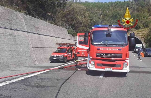 A10, rimorchio prende fuoco: fiamme spente dai VVF