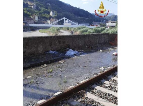 Si rompe tubo acquedotto nei pressi della stazione di Bolzaneto