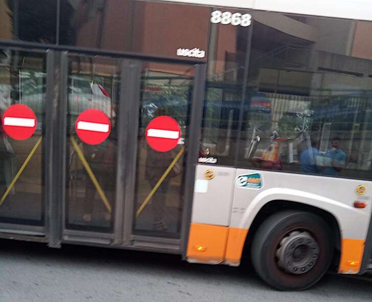 Soccorso anziano colpito da un malore su un bus