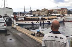 Yacht perde carburante in porto ad Imperia Yacht perde carburante in porto ad Imperia