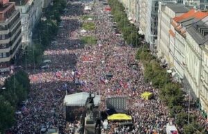 Praga, il risveglio dei popoli europei: 100mila in piazza contro le sanzioni ai russi