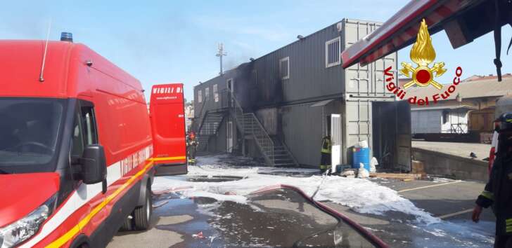 A fuoco container a Fossitermi, fiamme spente dai VVF