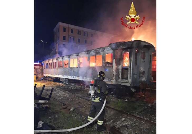A fuoco vagoni ferroviari a Fossitermi: fiamme spente dai VVF