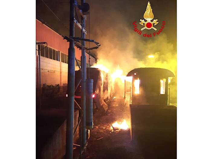 A fuoco vagoni ferroviari a Fossitermi: fiamme spente dai VVF